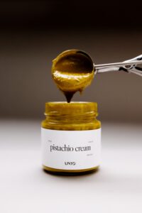 Krem pistacjowy UNTO na łyżce